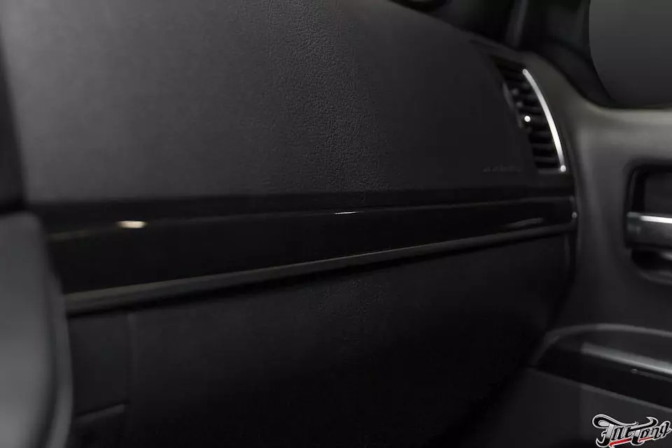 Toyota LandCruiser 200. Пошив потолка в черную ткань. Окрас салонного пластика в рояльный лак.